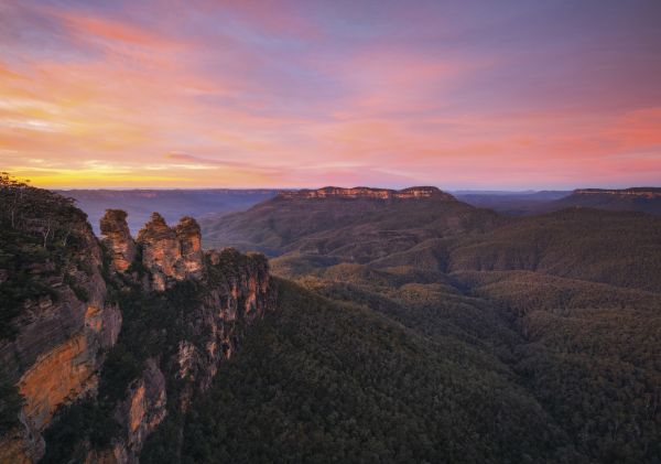 Three Sisters - Sunrise over Jamison Valley in the Blue Mountains