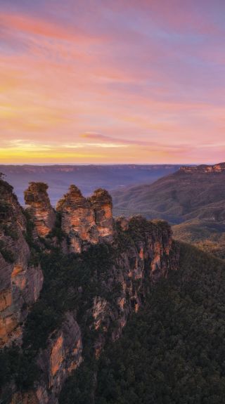 Three Sisters - Sunrise over Jamison Valley in the Blue Mountains