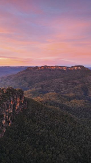 Three Sisters - Sunrise over Jamison Valley in the Blue Mountains